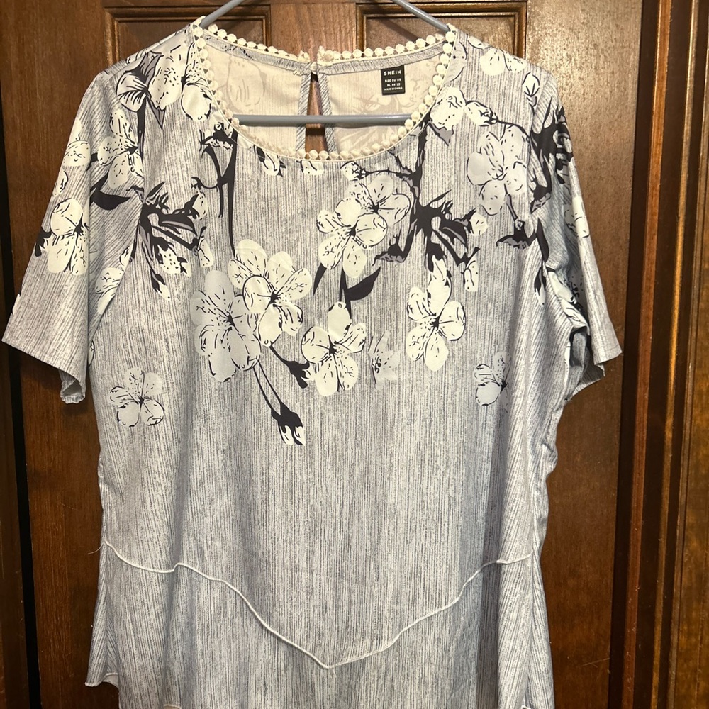 SHEIN Gray and White Blouse Short Sleeve Boxy Fit